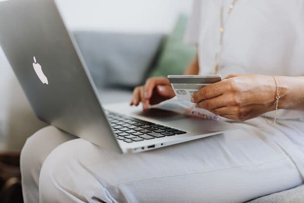 Osoba rozpoznająca próbę oszustwa finansowego w wiadomości na telefonie